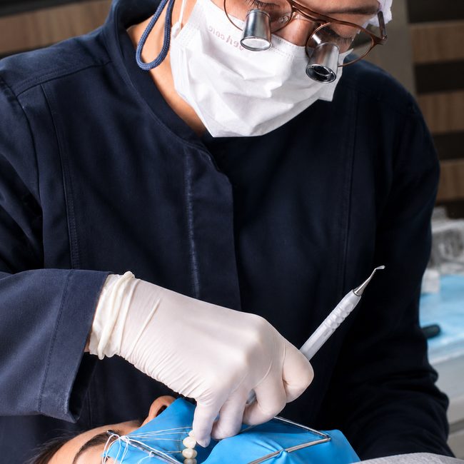 Dra. Maria Thereza durante atendimento odontológico