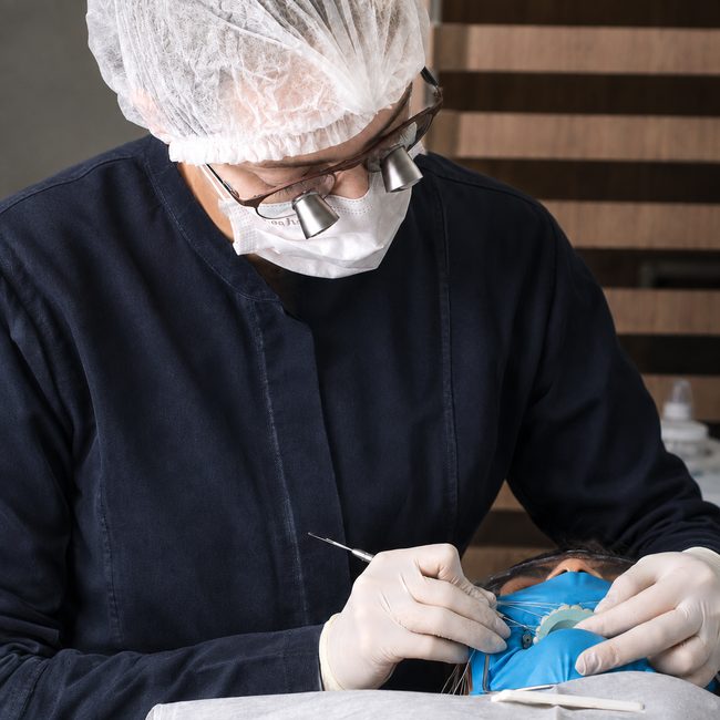Dra. Maria Thereza durante procedimento odontológico